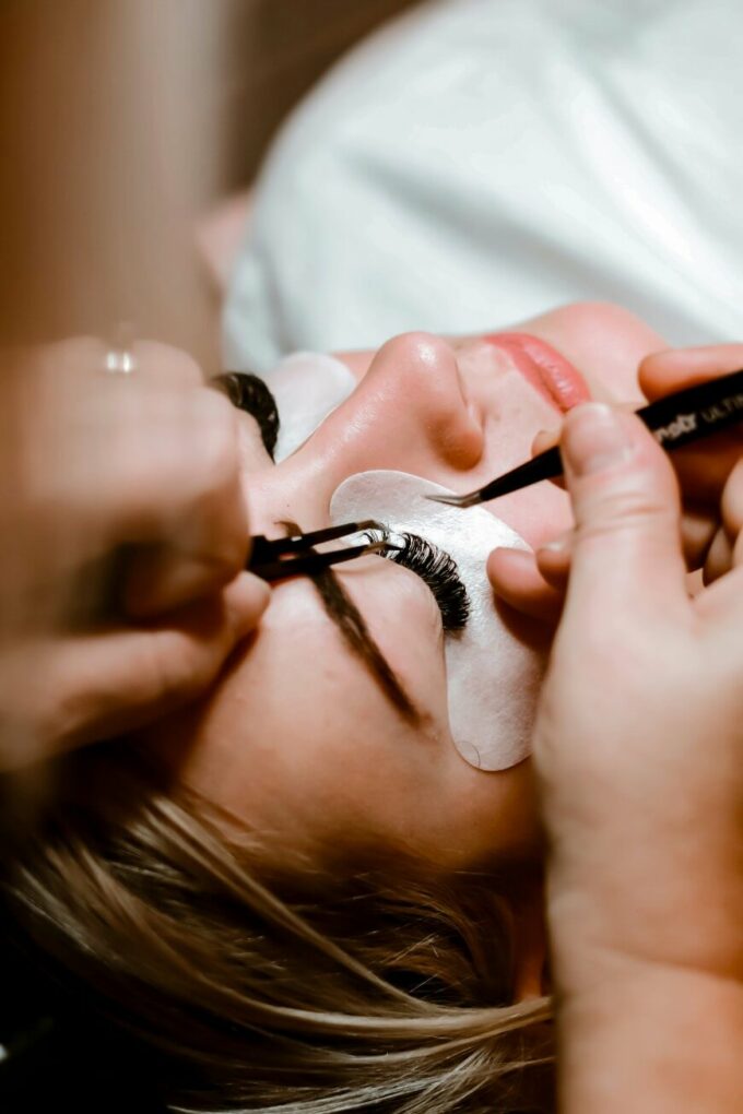lash technician applying lash extensions