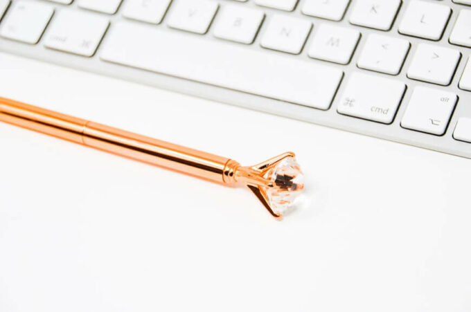mac keyboard and pen